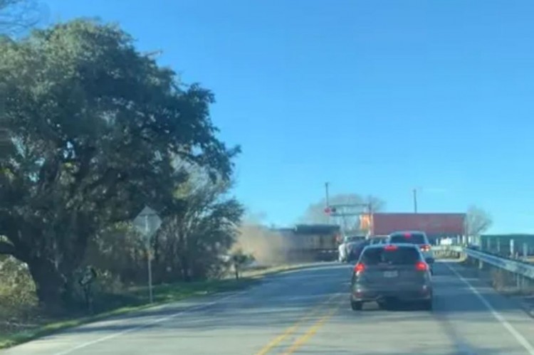 德克薩斯州的聯合太平洋火車撞上半掛卡車并脫軌視頻記錄下了這一可怕時刻