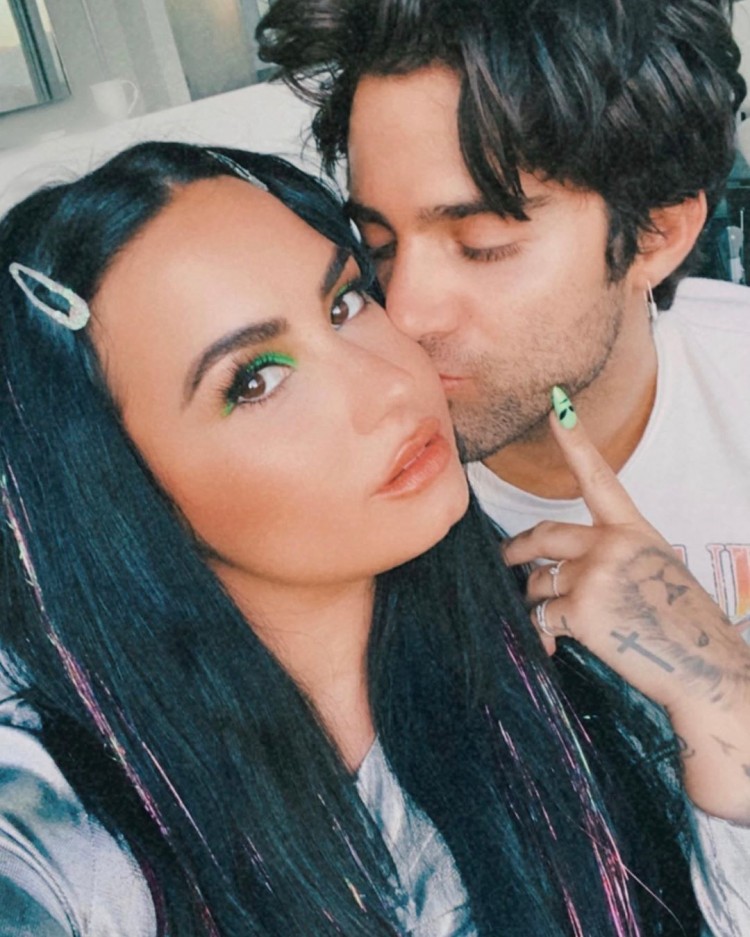 黛米洛瓦托DEMILOVATO的前男友馬克斯埃里希MAXEHRICH對她與朱特斯JUTES訂婚做出反應抨擊捏造和殘忍的帖子