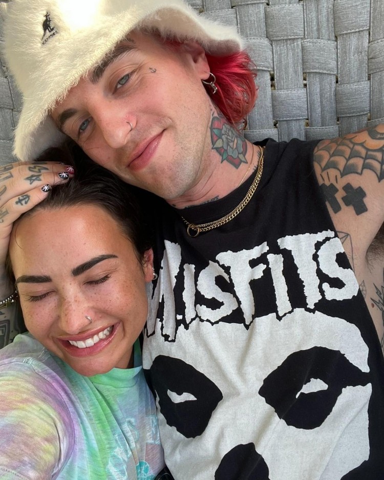 黛米洛瓦托DEMILOVATO的前男友馬克斯埃里希MAXEHRICH對她與朱特斯JUTES訂婚做出反應抨擊捏造和殘忍的帖子