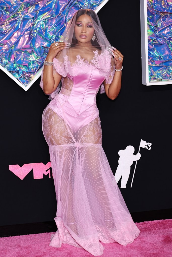 在粉絲們比較CARDIB和NICKIMINAJ的冬季服裝后CARDIB開始咒罵