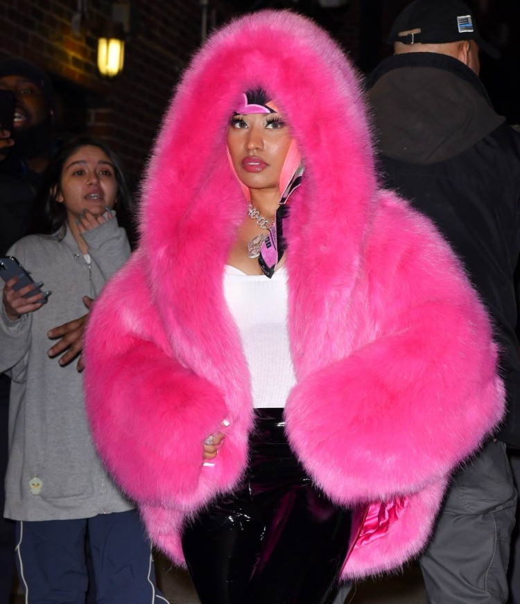 在粉絲們比較CARDIB和NICKIMINAJ的冬季服裝后CARDIB開始咒罵