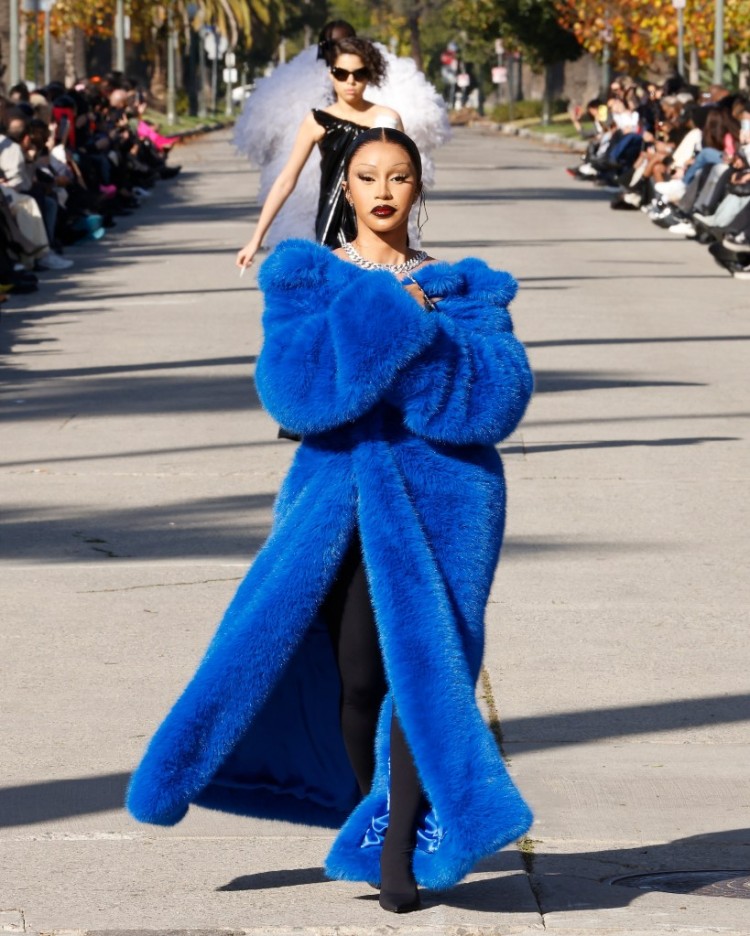 在粉絲們比較CARDIB和NICKIMINAJ的冬季服裝后CARDIB開始咒罵