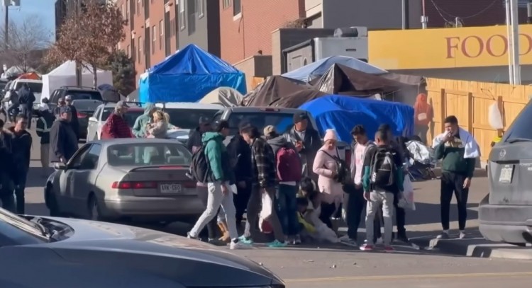 隨著移民危機激增科羅拉多州州長賈里德波利斯因令人難堪的費利斯納維達引渡而面臨強烈反對