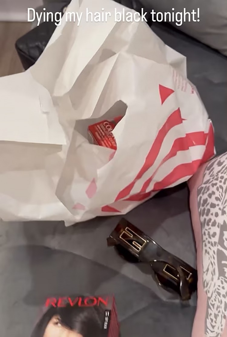 阿曼達(dá)拜恩斯在新的開始中短暫地將頭發(fā)染成黑色我要回到金發(fā)碧眼