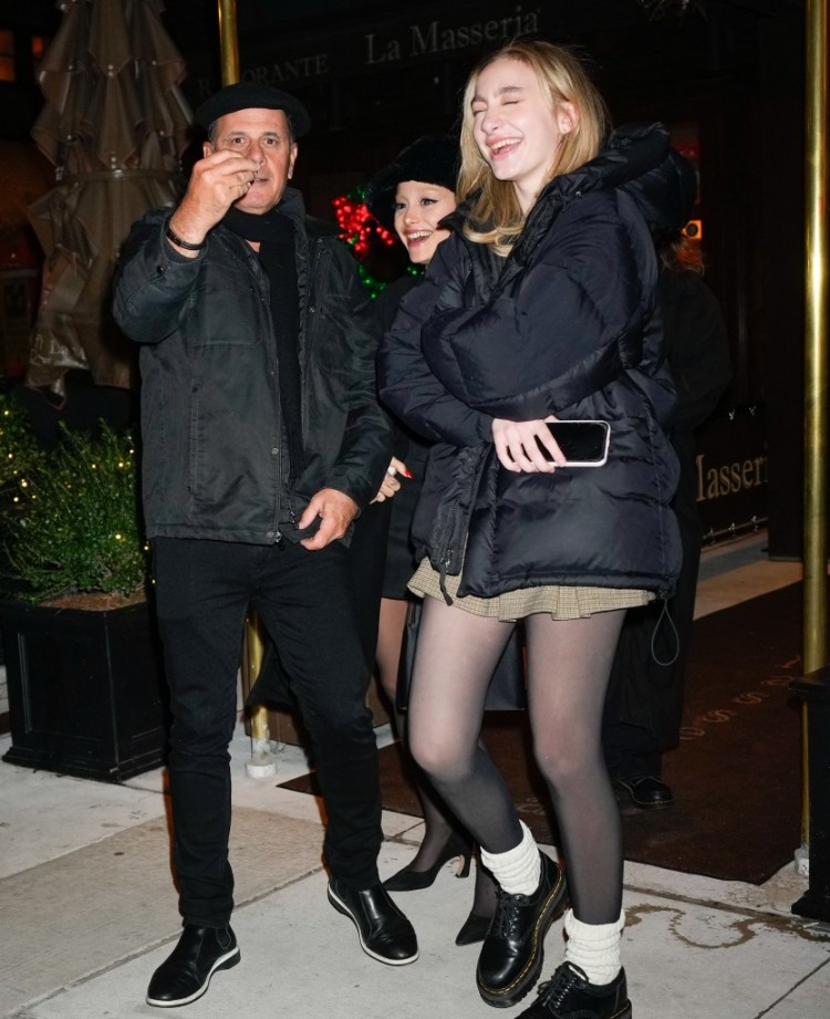 阿麗亞娜格蘭德ARIANAGRANDE與男友伊森斯萊特ETHANSLATER在與她的約會對象共進晚餐期間罕見地在紐約郊游