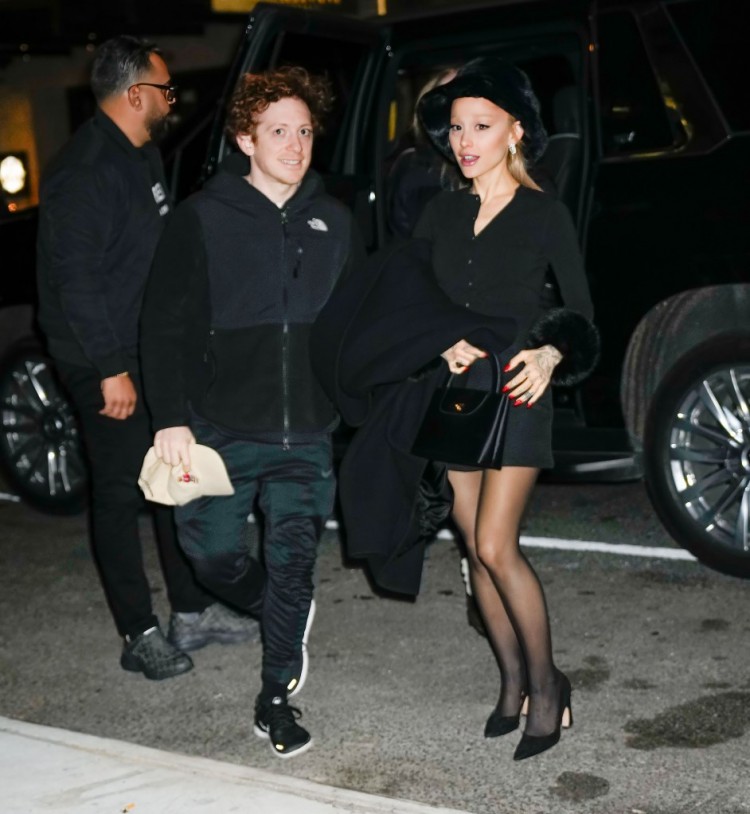 阿麗亞娜格蘭德ARIANAGRANDE與男友伊森斯萊特ETHANSLATER在與她的約會對象共進晚餐期間罕見地在紐約郊游
