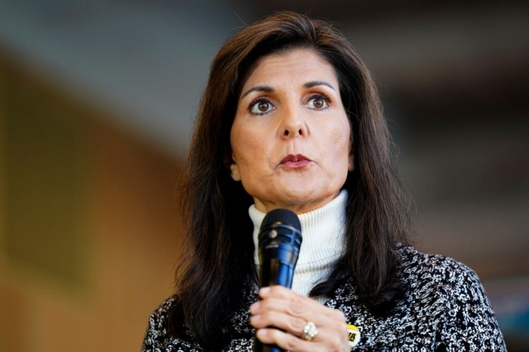 尼基哈利NIKKIHALEY在鷹眼女士比賽前將愛荷華州籃球運動員凱特琳克拉克CAITLINCLARK與CNN主持人混淆