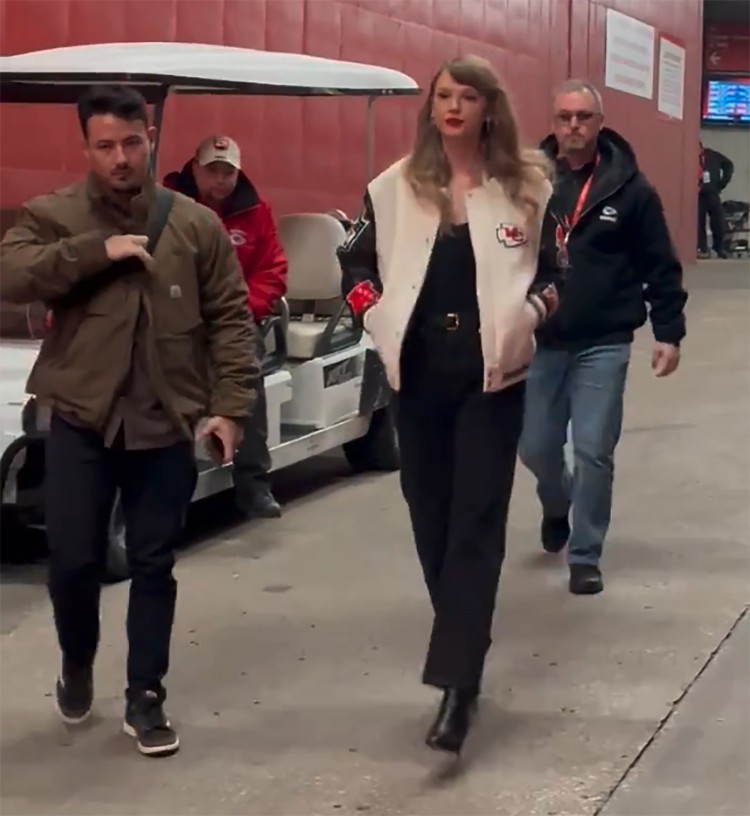 泰勒斯威夫特TAYLORSWIFT出席特拉維斯凱爾斯TRAVISKELCE的比賽身穿與男友的酋長隊(duì)夾克相配的夾克