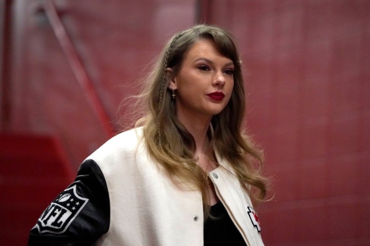 泰勒斯威夫特TAYLORSWIFT出席特拉維斯凱爾斯TRAVISKELCE的比賽身穿與男友的酋長隊(duì)夾克相配的夾克