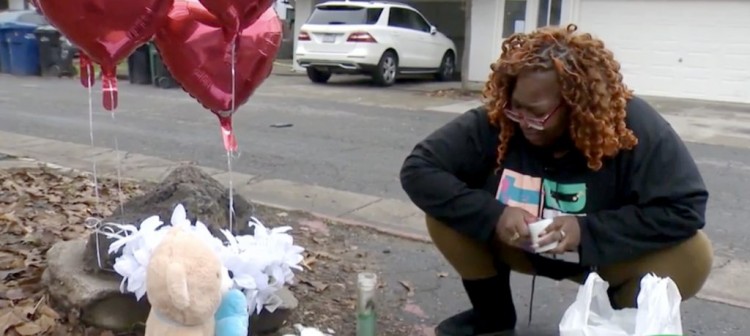 男孩從重罪犯父親的車?yán)锬脴尯蟊恢缚刂\殺10歲同伴警察