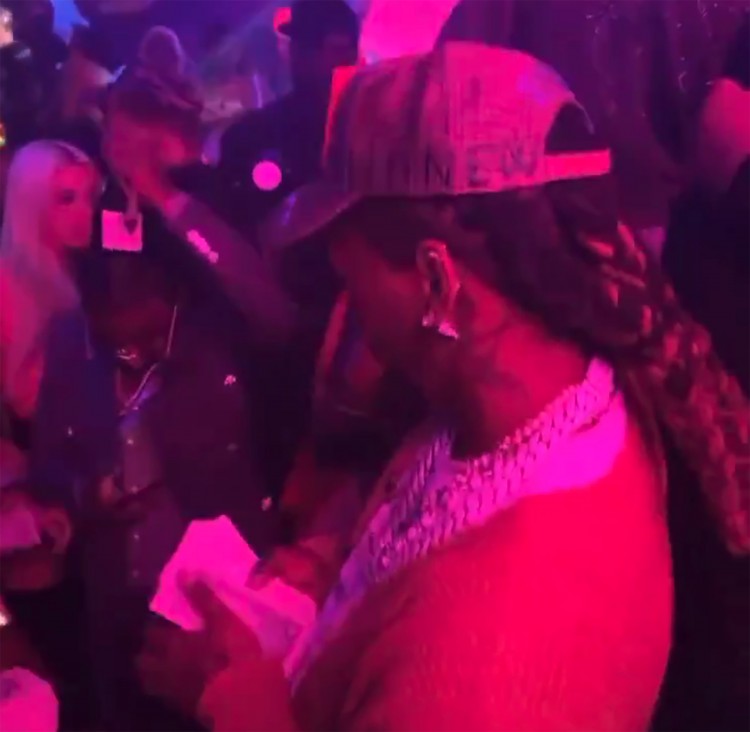[亞伯拉罕]Cardi B 和分居的丈夫 Offset 在邁阿密脫衣舞俱樂部一起慶祝新年
