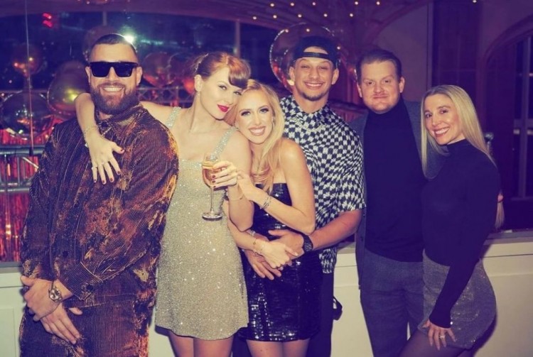 觀看泰勒斯威夫特TAYLORSWIFT在足球場(chǎng)上發(fā)現(xiàn)特拉維斯凱爾斯TRAVISKELCE的可愛(ài)瞬間