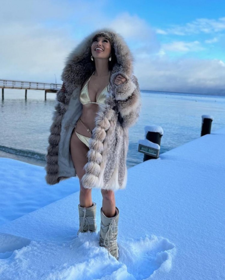 JEANNIEMAI在JEEZY離婚中分享金色比基尼在雪地里口渴陷阱慶祝45歲生日