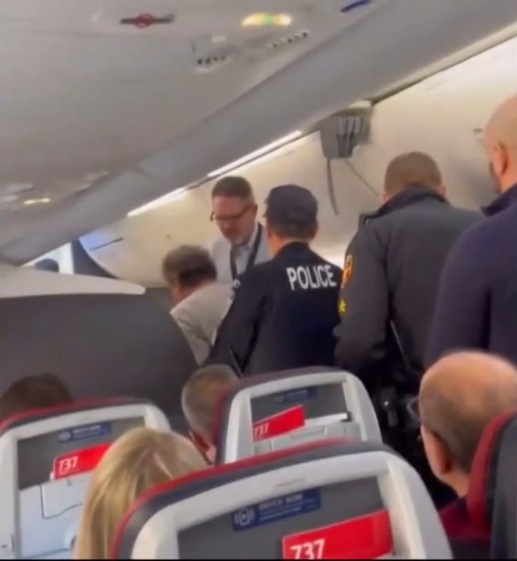 美國航空航班因乘客毆打空乘人員并吐口水而改道