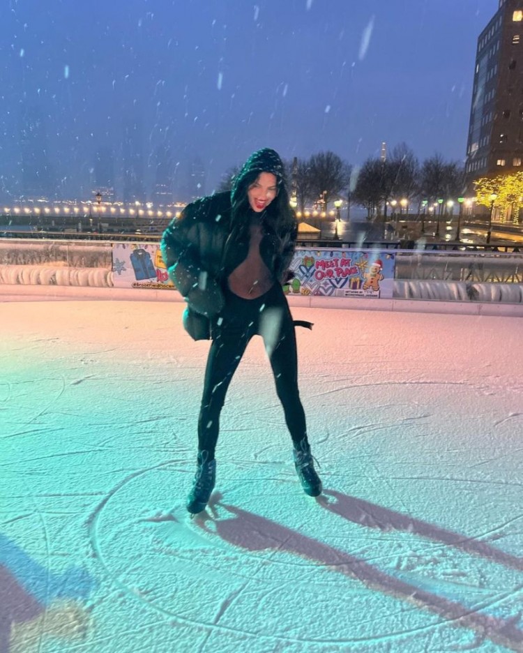 伊琳娜謝克IRINASHAYK與艾米麗拉塔科斯基EMILYRATAJKOWSKI和朋友們以兩種純粹造型慶祝38歲生日