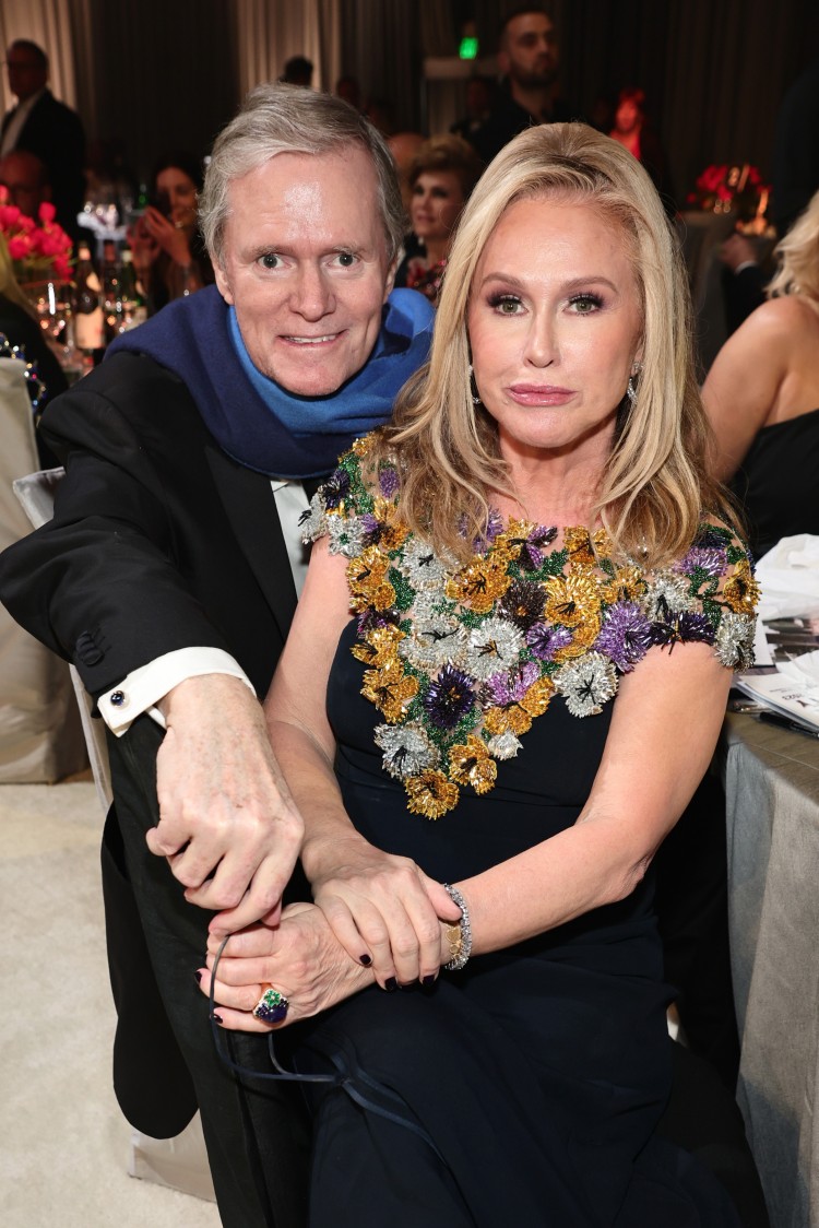 凱西希爾頓KATHYHILTON和丈夫瑞克RICK每周一次去芝士蛋糕工廠約會還有什么地方可以吃到肉呢