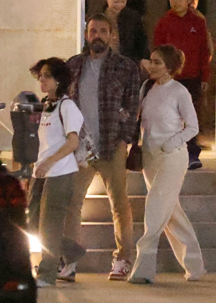 詹妮弗洛佩茲JENNIFERLOPEZ和本阿弗萊克BENAFFLECK與詹妮弗加納JENNIFERGARNER一起罕見地與孩子們一起出游臉上笑容滿面
