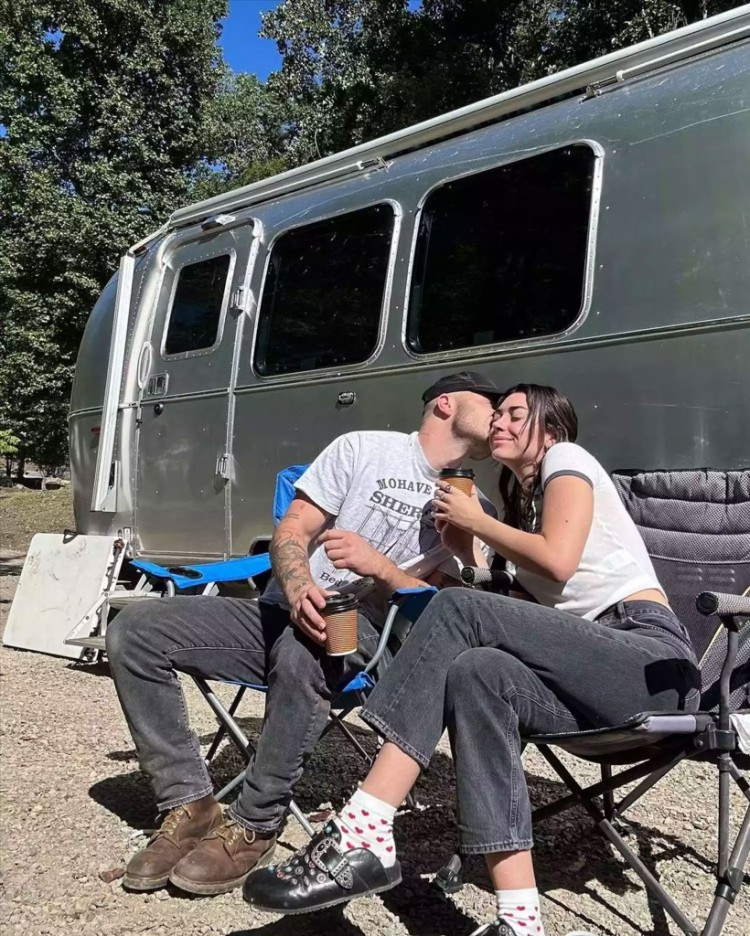 扎克布萊恩ZACHBRYAN和BARSTOOL女友BRIANNACHICKENFRY帶著PDA首次亮相格萊美第20屆紅毯