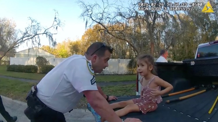 溫馨視頻顯示警員們營救在佛羅里達州沼澤中失蹤的5歲自閉癥女孩