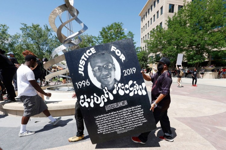 護理人員因以利亞麥克萊恩ELIJAHMCCLAIN死亡而被判入獄5年這是罕見的針對醫療響應人員的案件