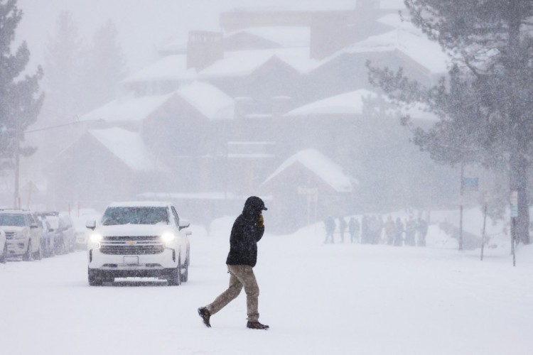 周末暴風雪襲擊西海岸降雪厚達10英尺