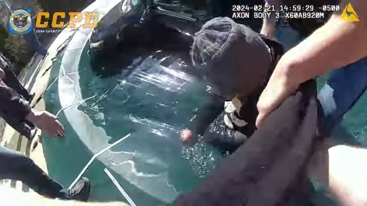 奇怪的視頻顯示佐治亞州警察營救在有頂泳池頂部墜毀的司機