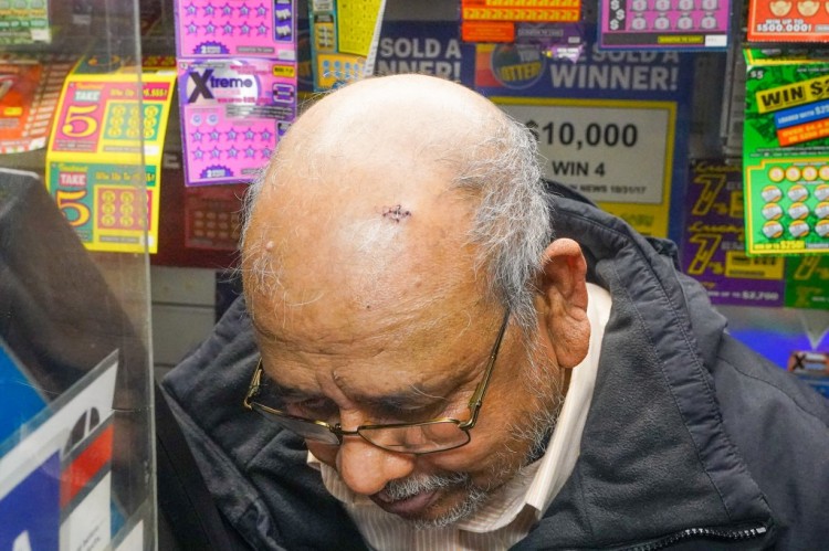 紐約報攤攤販光天化日之下在樂透彩票中渾身是血現(xiàn)金被搶劫