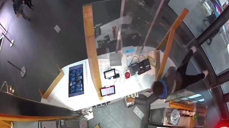 視頻顯示厚顏無恥的竊賊搶劫了富爾頓中心的珍珠奶茶店零售經理威脅說