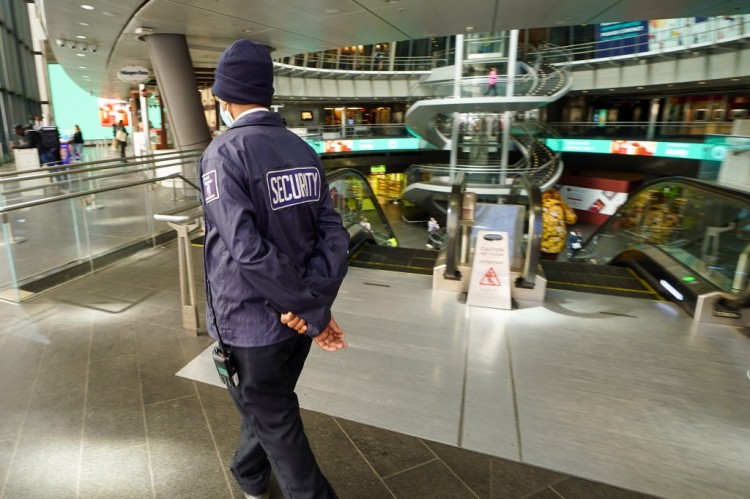 視頻顯示厚顏無恥的竊賊搶劫了富爾頓中心的珍珠奶茶店零售經理威脅說